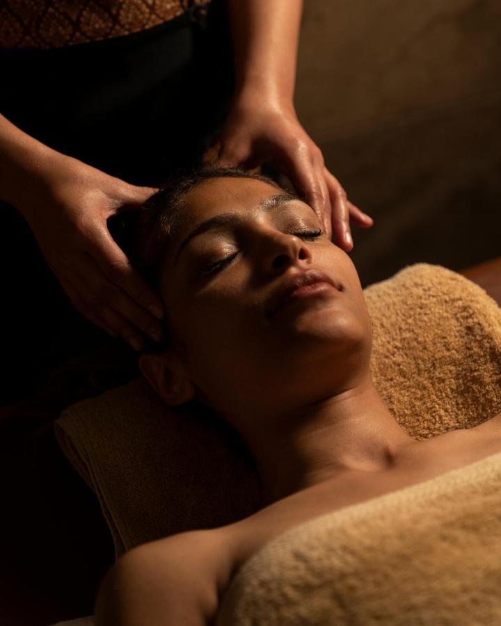 Hotel Grand Ocean El Sokhna Ain Sukhna Exterior foto A woman receiving a facial massage