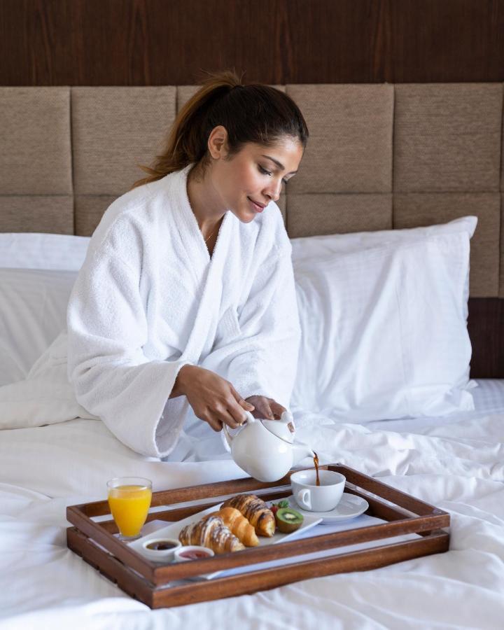 Hotel Grand Ocean El Sokhna Ain Sukhna Exterior foto A woman wearing a bathrobe