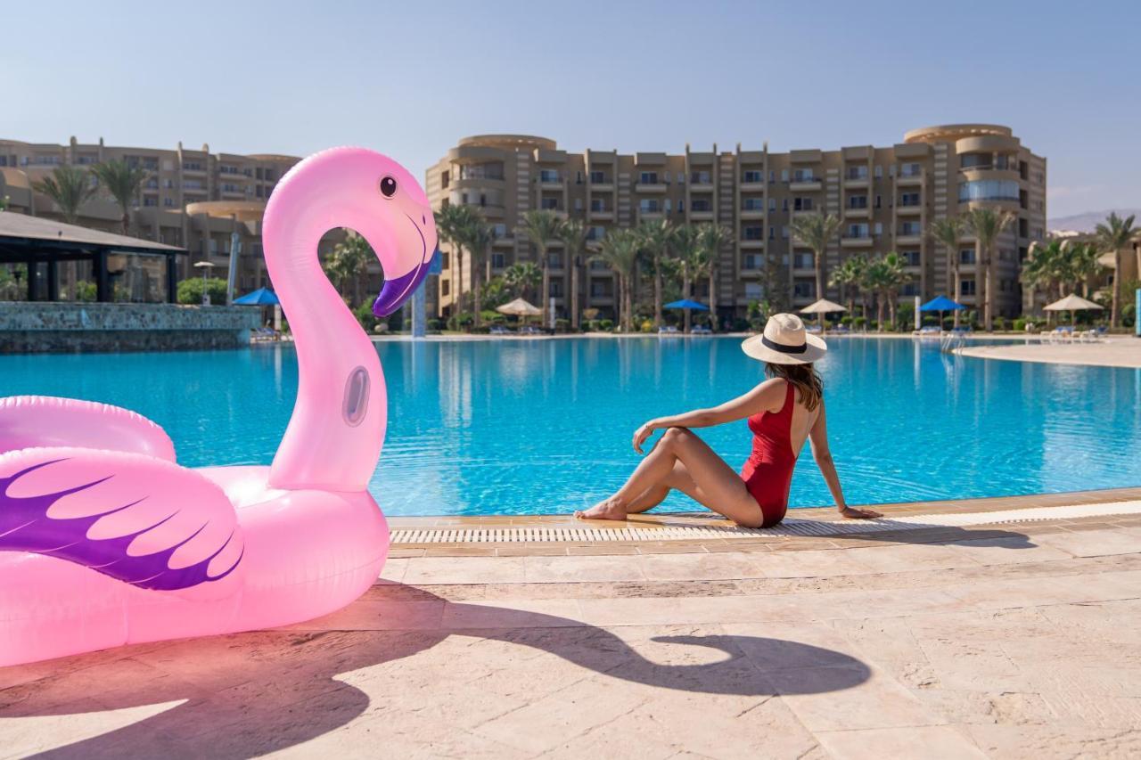 Hotel Grand Ocean El Sokhna Ain Sukhna Exterior foto A woman sunbathing at a pool