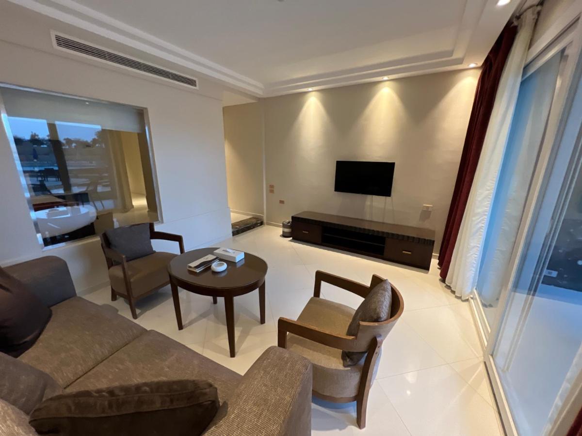 Hotel Grand Ocean El Sokhna Ain Sukhna Exterior foto A living room in a suite at the Ritz-Carlton, DIFC, Dubai
